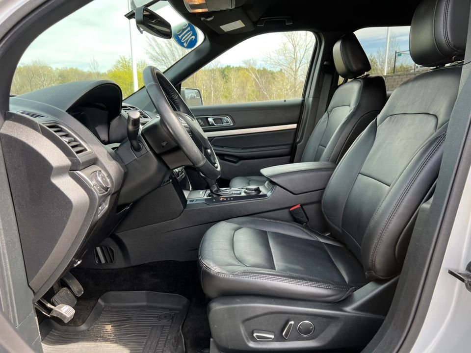 Certified 2018 Ford Explorer XLT w/ Equipment Group 202A AWD/4WD image 3