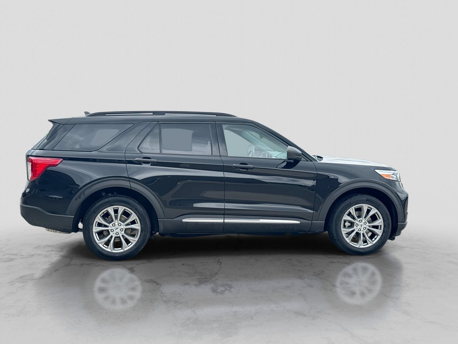 Certified 2023 Ford Explorer XLT w/ Equipment Group 202A AWD/4WD image 9