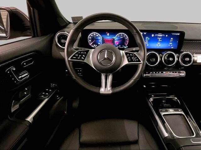 Used 2026 Mercedes-Benz GLB 250 4MATIC image 5