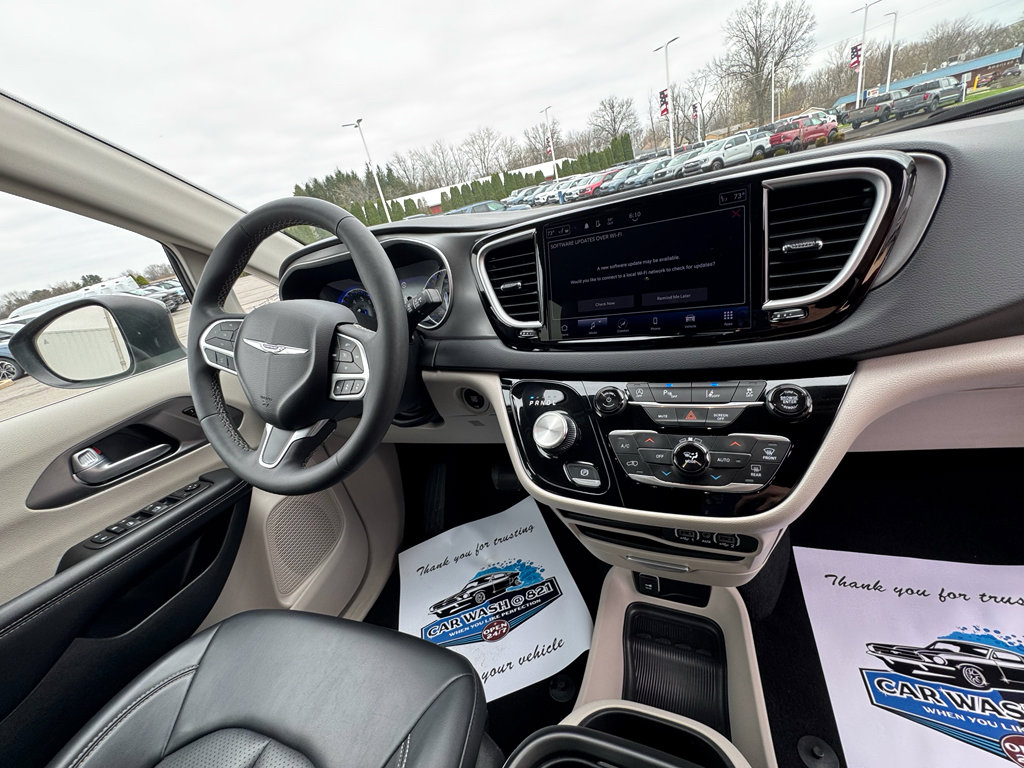 Used 2023 Chrysler Pacifica Touring-L FWD image 14
