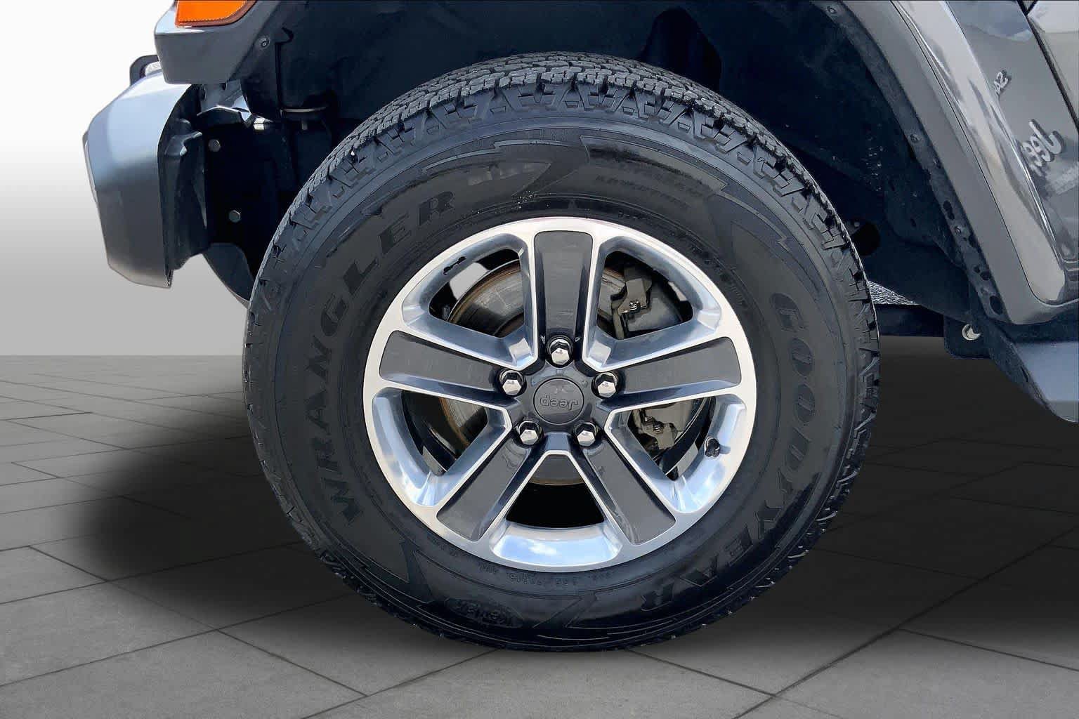 Used 2018 Jeep Wrangler Unlimited Sahara AWD/4WD image 11