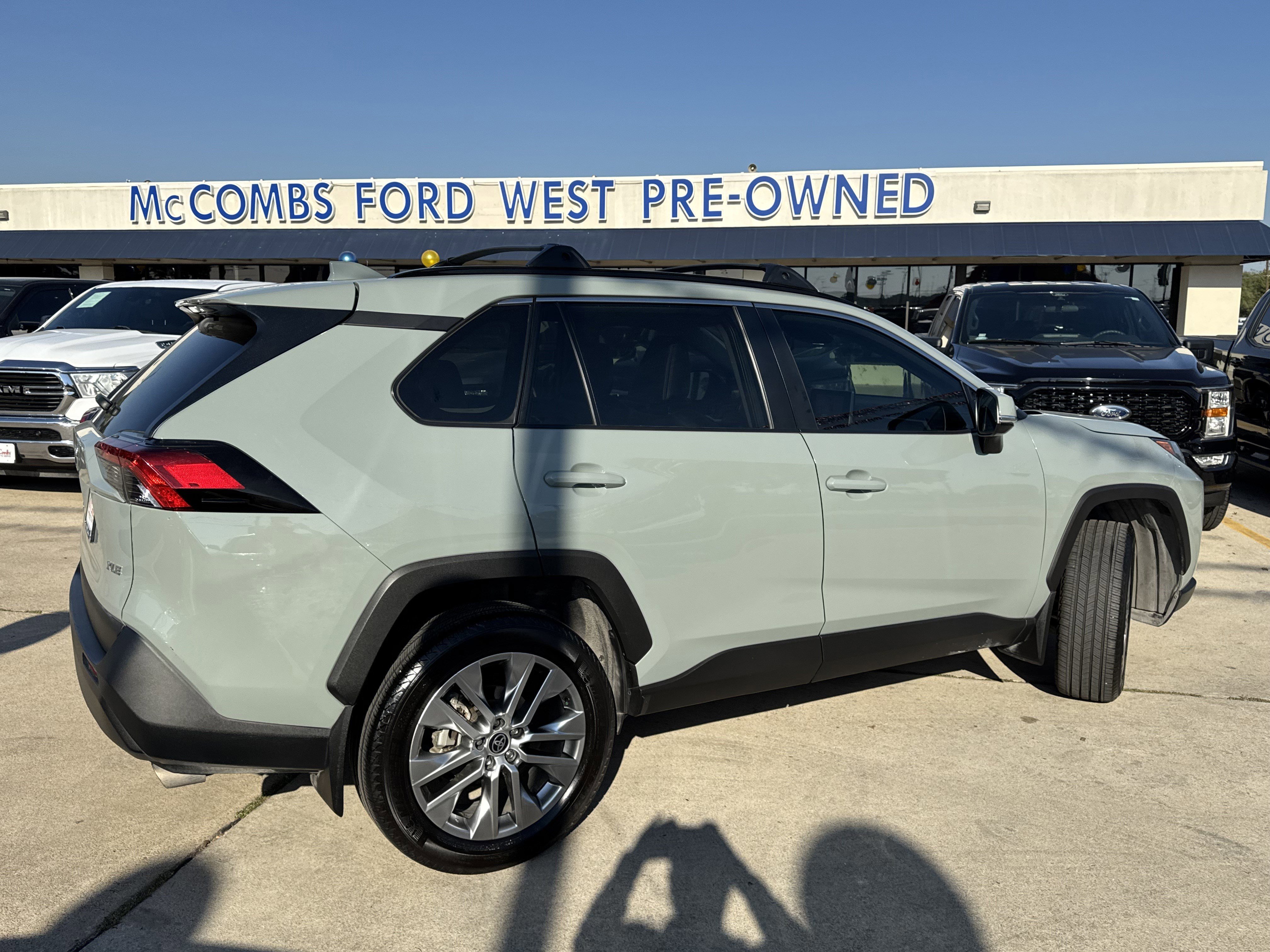 Used 2023 Toyota RAV4 XLE Premium image 4