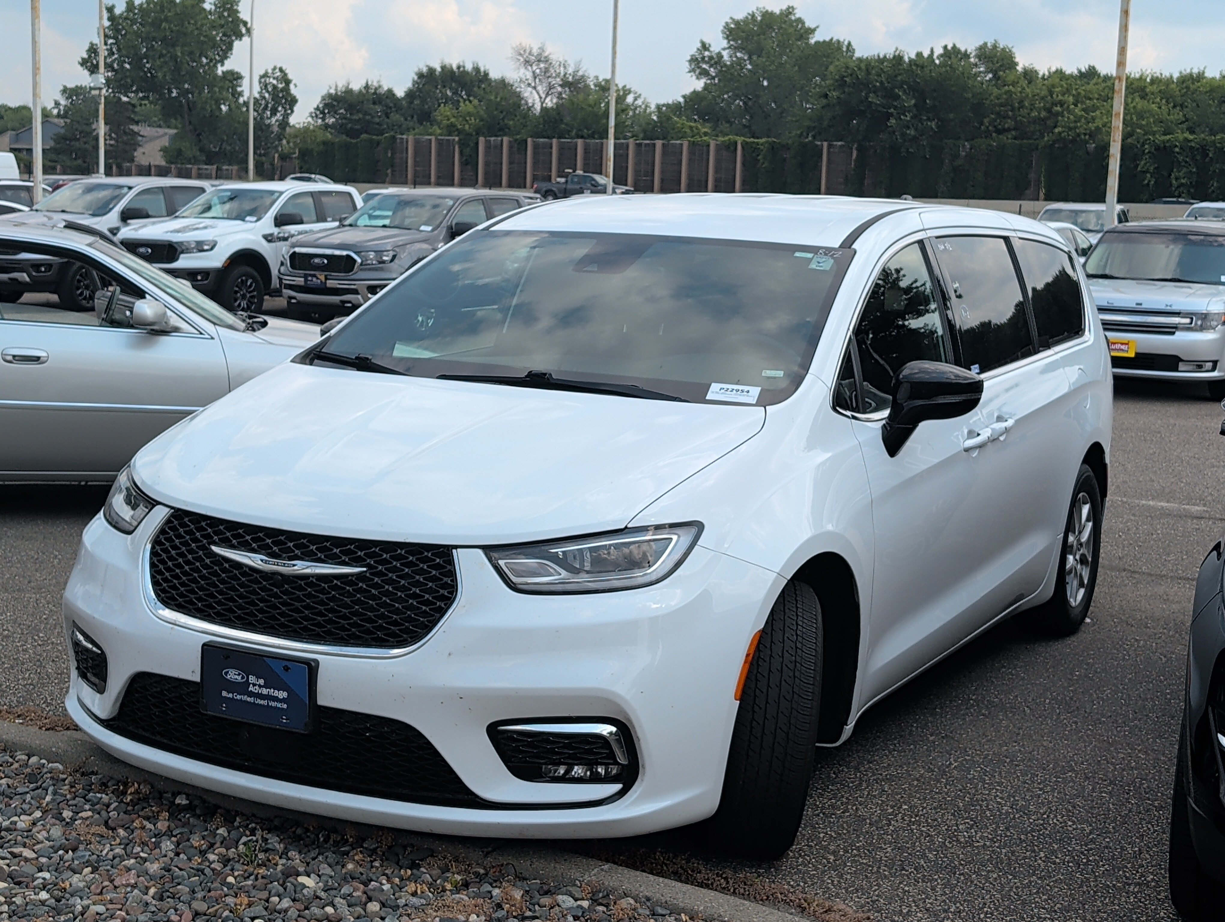 Used 2025 Chrysler Pacifica Select FWD image 3