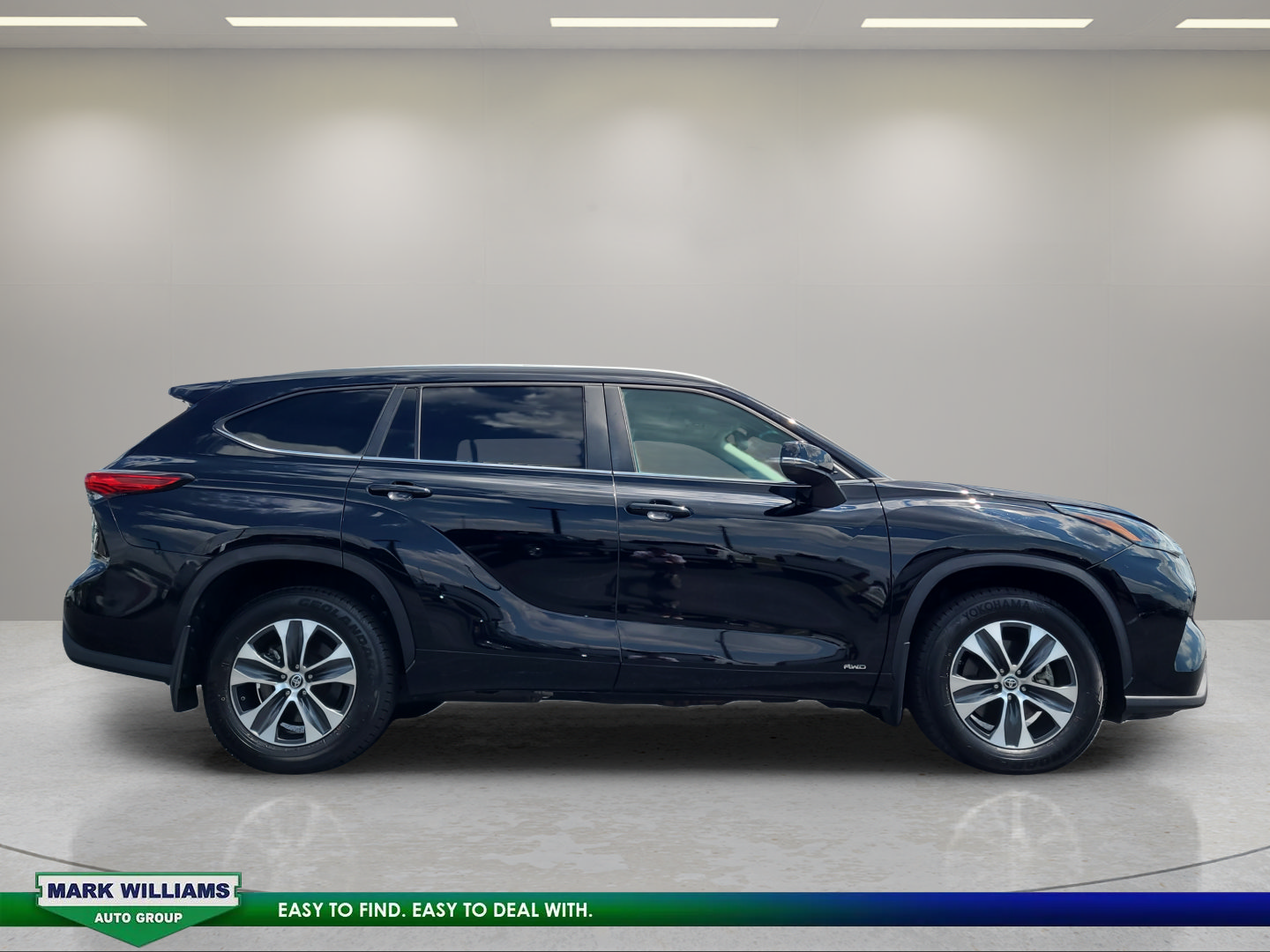 Used 2023 Toyota Highlander XLE AWD/4WD image 2