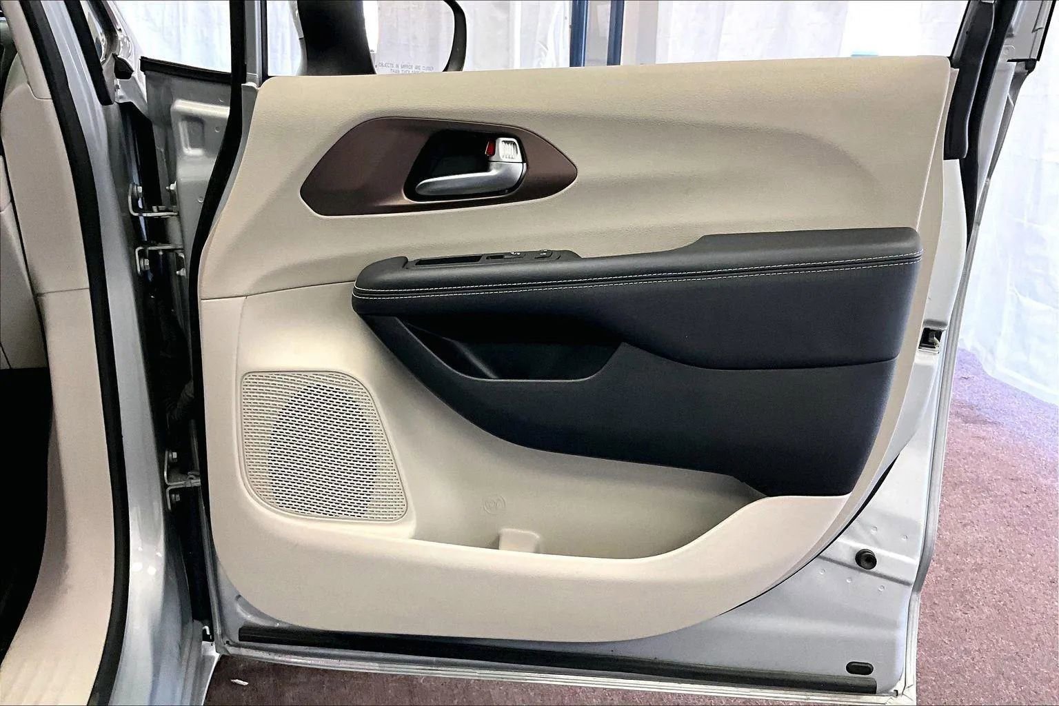 Used 2023 Chrysler Voyager LX image 23