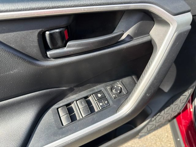 Used 2021 Toyota RAV4 LE FWD image 5
