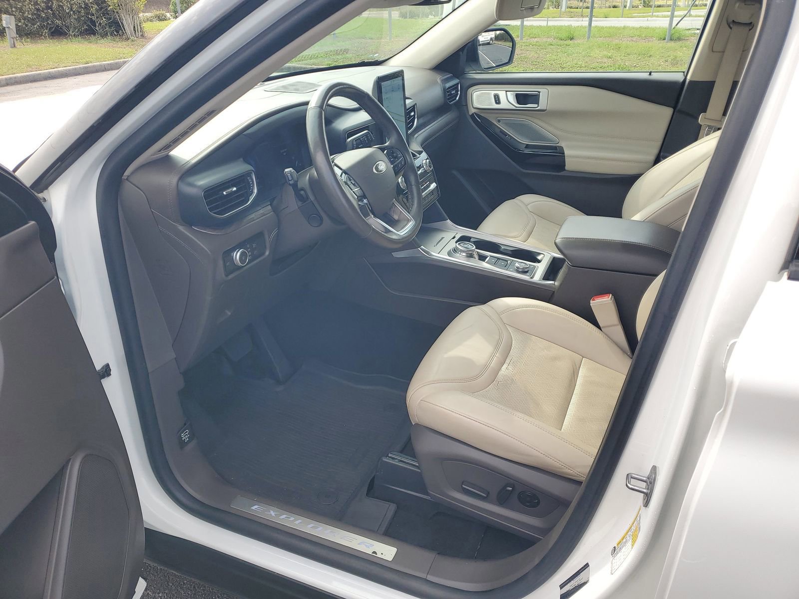 Certified 2022 Ford Explorer Platinum w/ Equipment Group 601A image 18