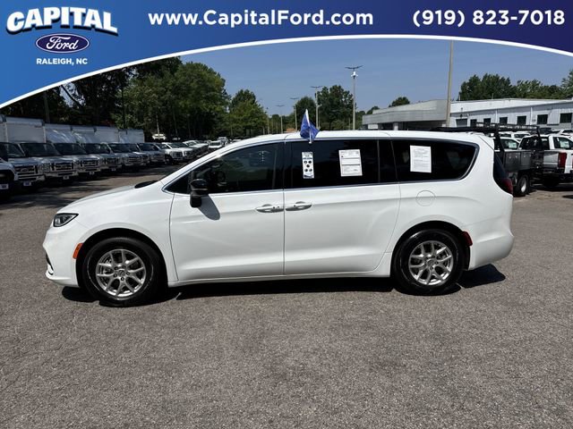Used 2024 Chrysler Pacifica Touring-L FWD image 5