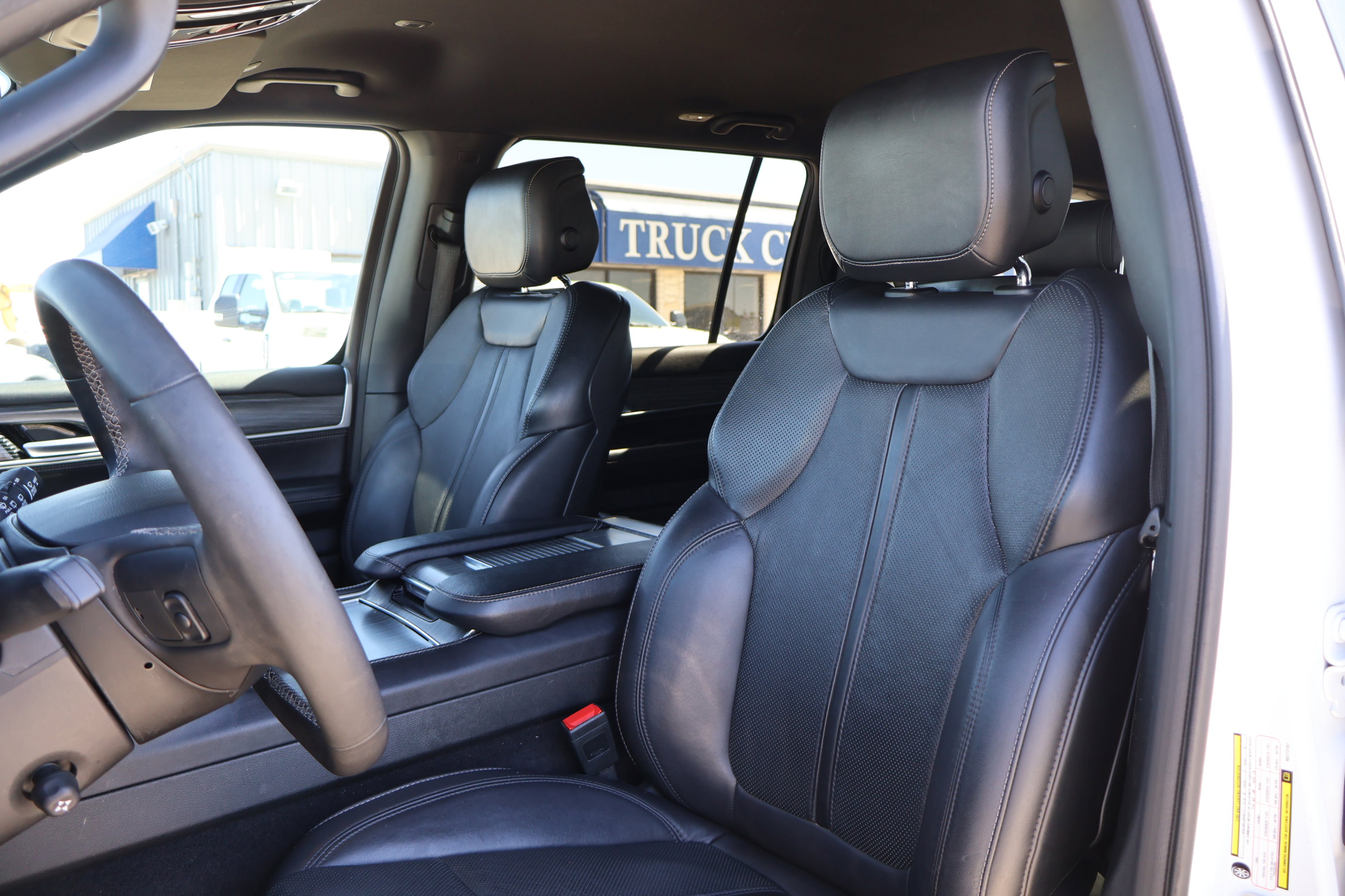 Used 2024 Jeep Wagoneer Series II w/ Flexible Seating Group image 14