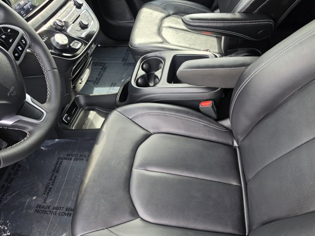 Used 2025 Chrysler Pacifica Select FWD image 20