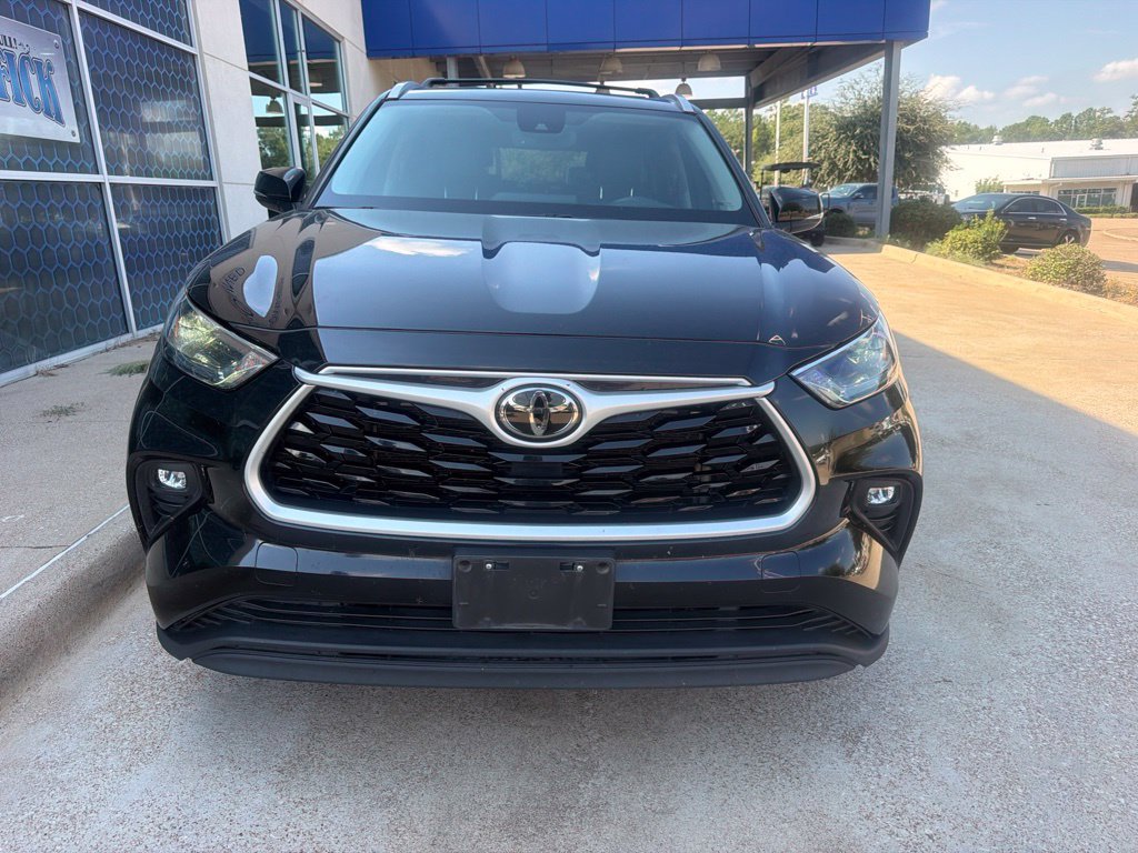 Used 2022 Toyota Highlander XLE FWD image 3
