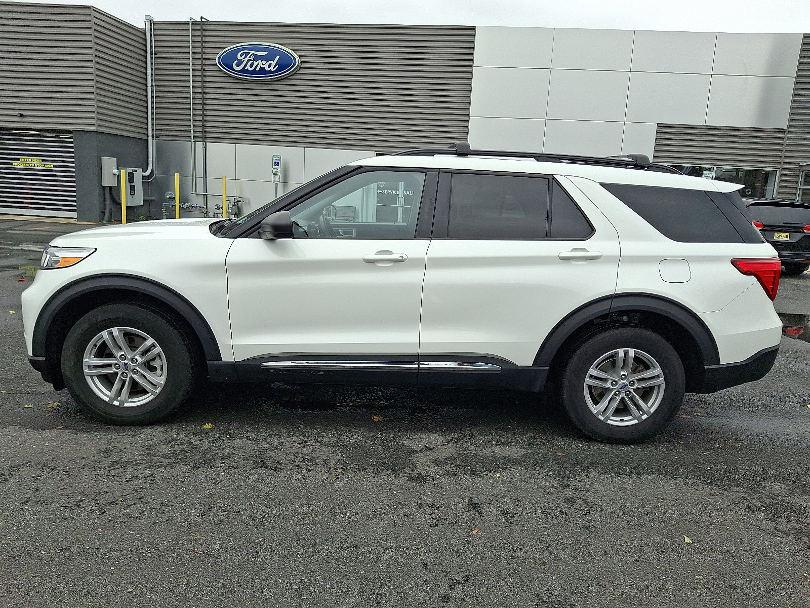 Certified 2022 Ford Explorer XLT w/ Equipment Group 202A image 9