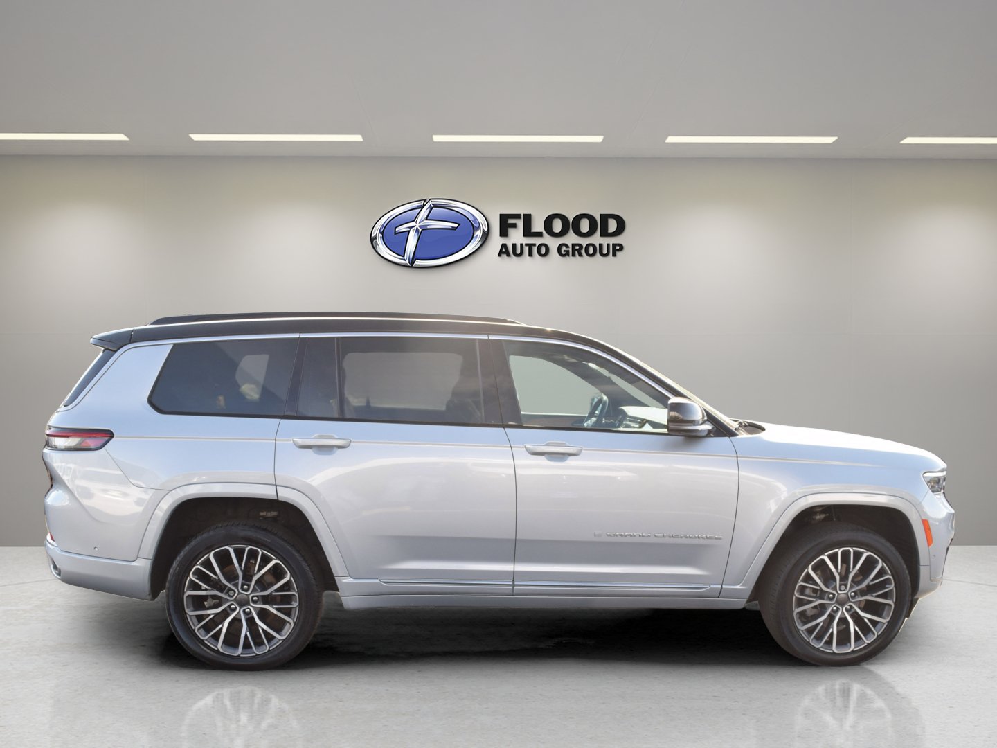 Used 2025 Jeep Grand Cherokee L Summit AWD/4WD image 3