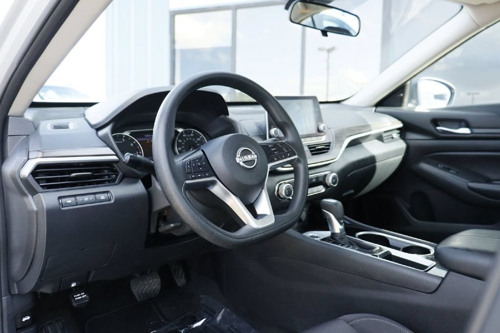 Used 2024 Nissan Altima 2.5 SV FWD image 3