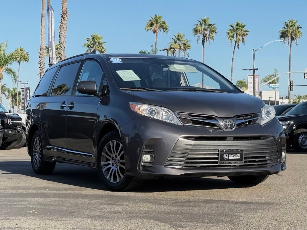 Used 2020 Toyota Sienna XLE FWD image 2