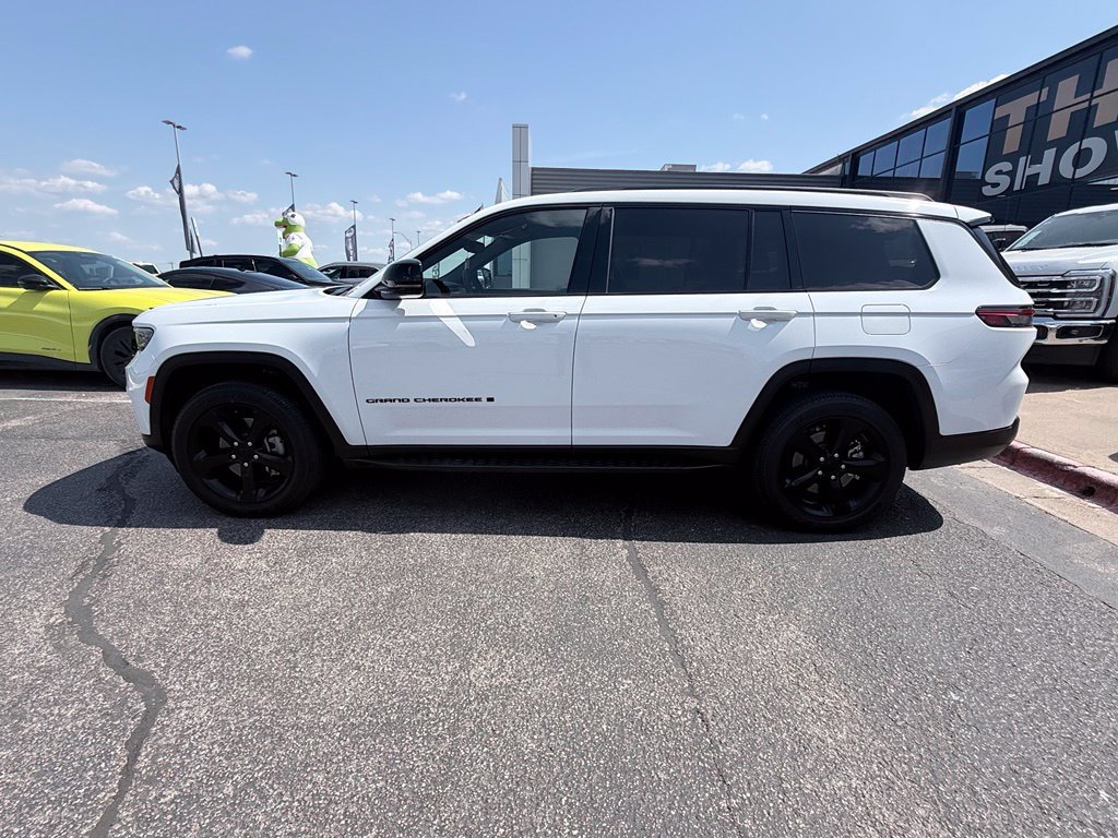 Used 2023 Jeep Grand Cherokee L Laredo RWD image 4