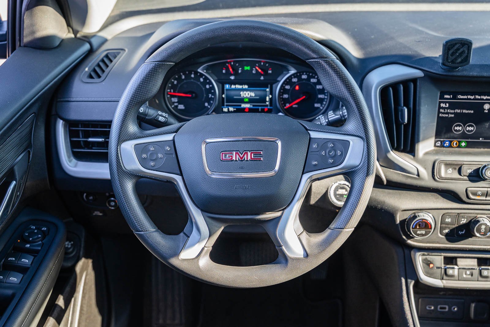 Used 2024 GMC Terrain SLE w/ Driver Convenience Package image 23