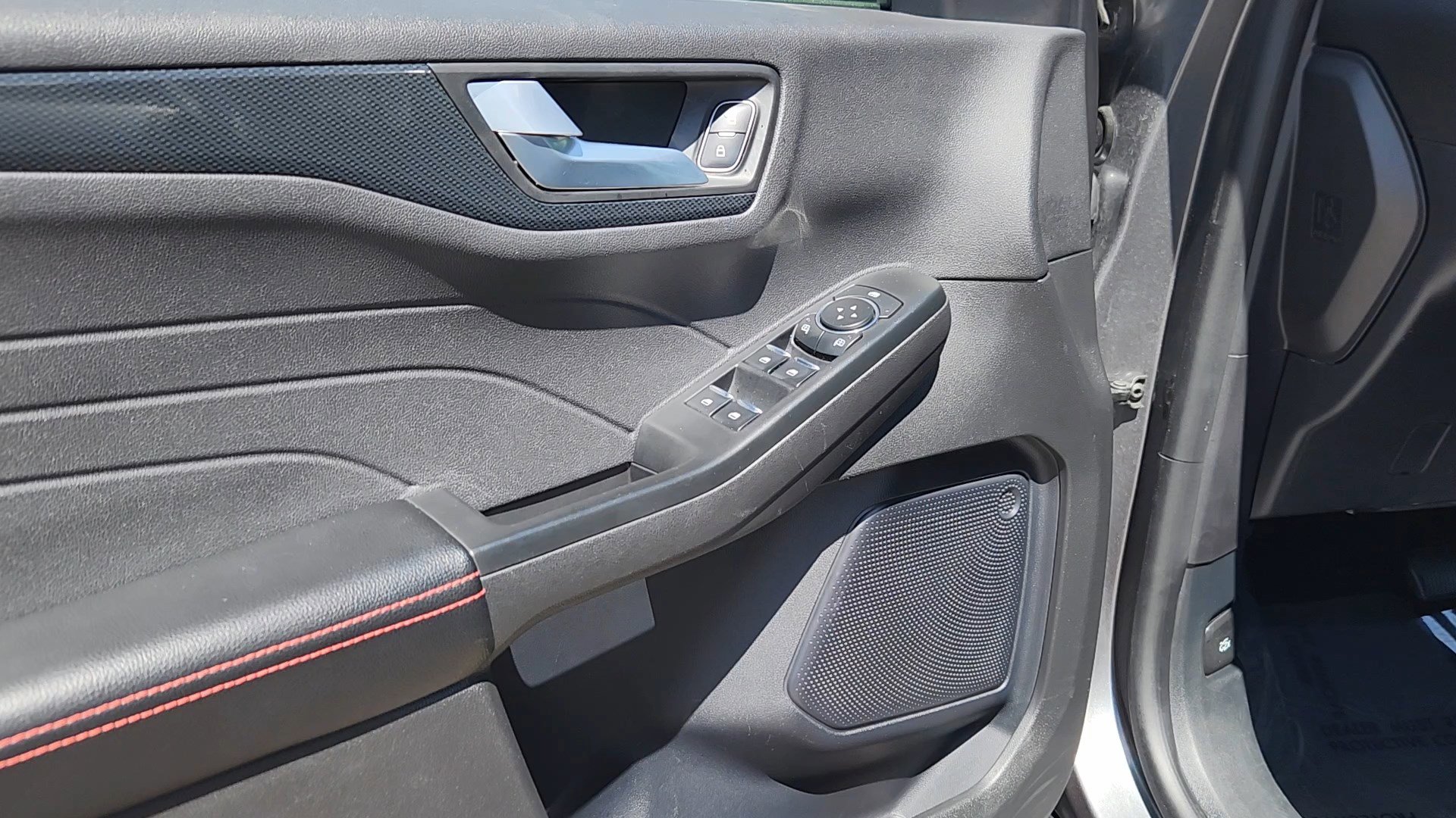 Certified 2025 Ford Escape ST-Line AWD/4WD image 26