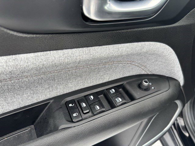 Used 2024 Jeep Compass Latitude image 11