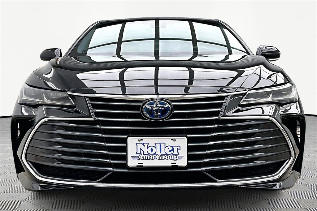 Used 2022 Toyota Avalon Limited image 3