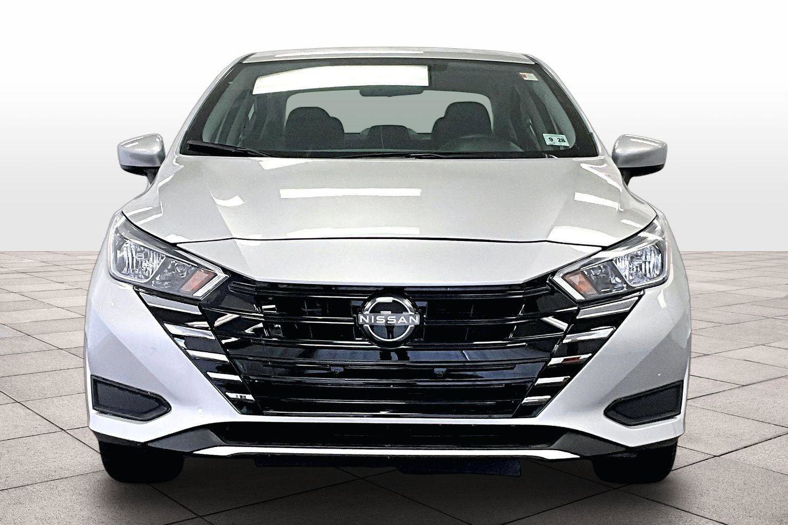 Used 2023 Nissan Versa SV image 3