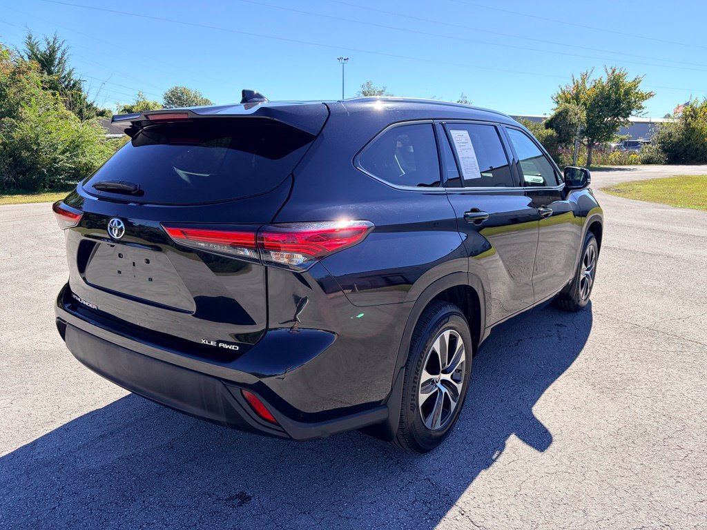 Used 2020 Toyota Highlander XLE AWD/4WD image 3