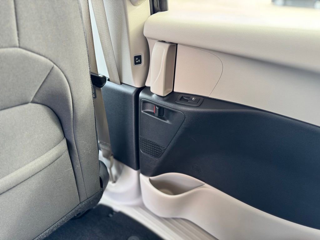 Used 2022 Chrysler Voyager LX image 31