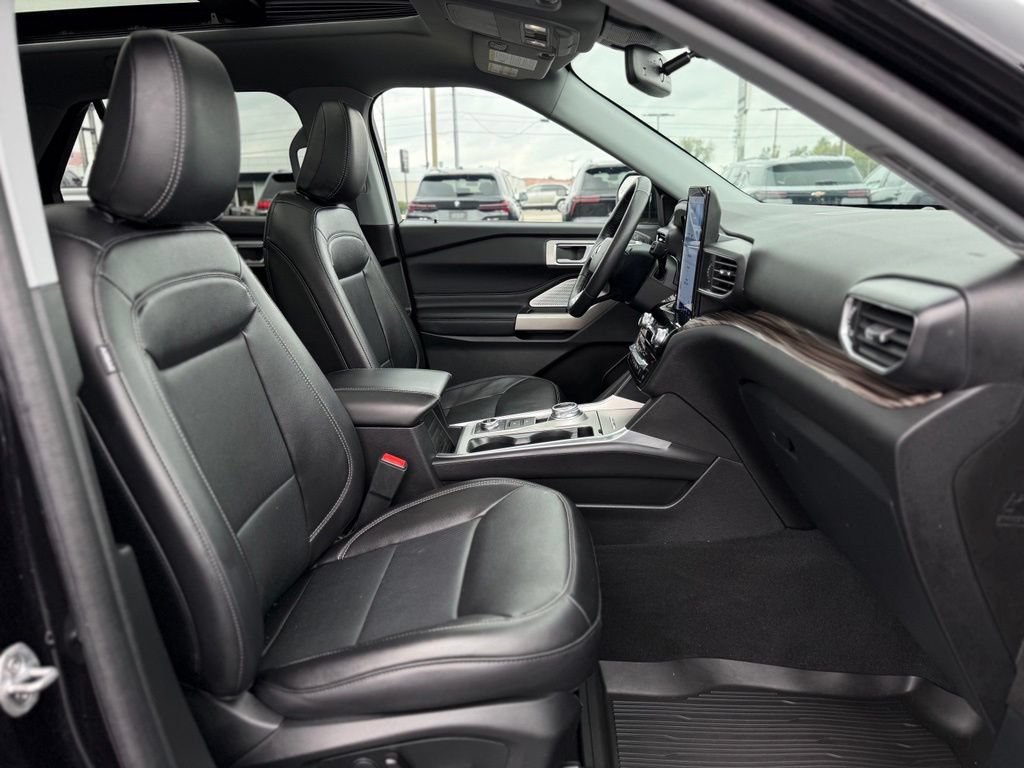 Certified 2024 Ford Explorer Limited w/ Limited Technology Package AWD/4WD image 16