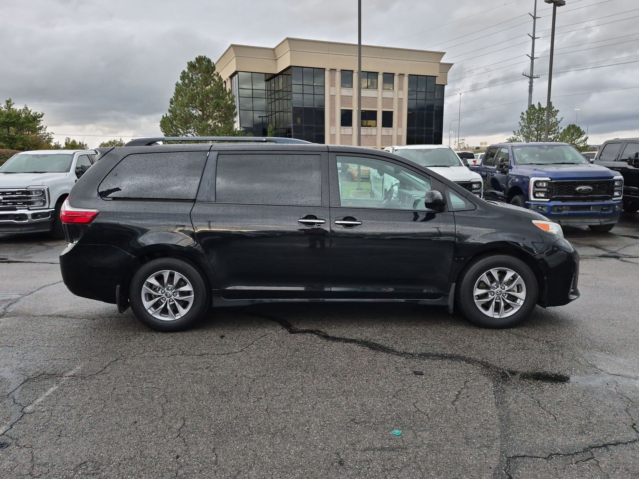 Used 2020 Toyota Sienna XLE FWD image 2