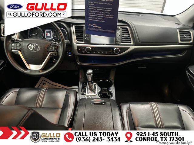 Used 2019 Toyota Highlander SE w/ Nightshade Edition FWD image 12