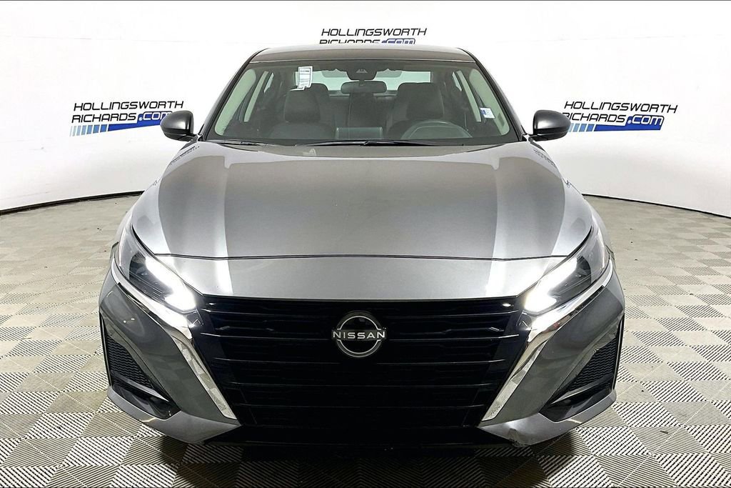 Used 2024 Nissan Altima 2.5 SV image 2