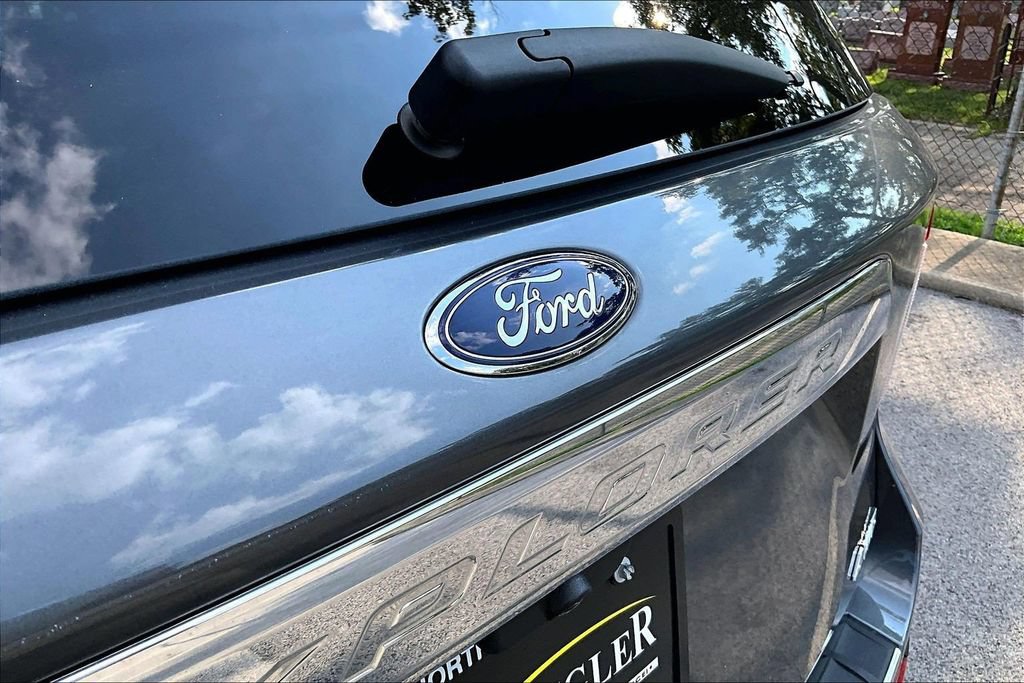 Certified 2023 Ford Explorer Limited w/ Limited Technology Package AWD/4WD image 32