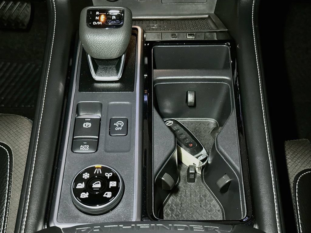 Used 2023 Nissan Pathfinder SL AWD/4WD image 17