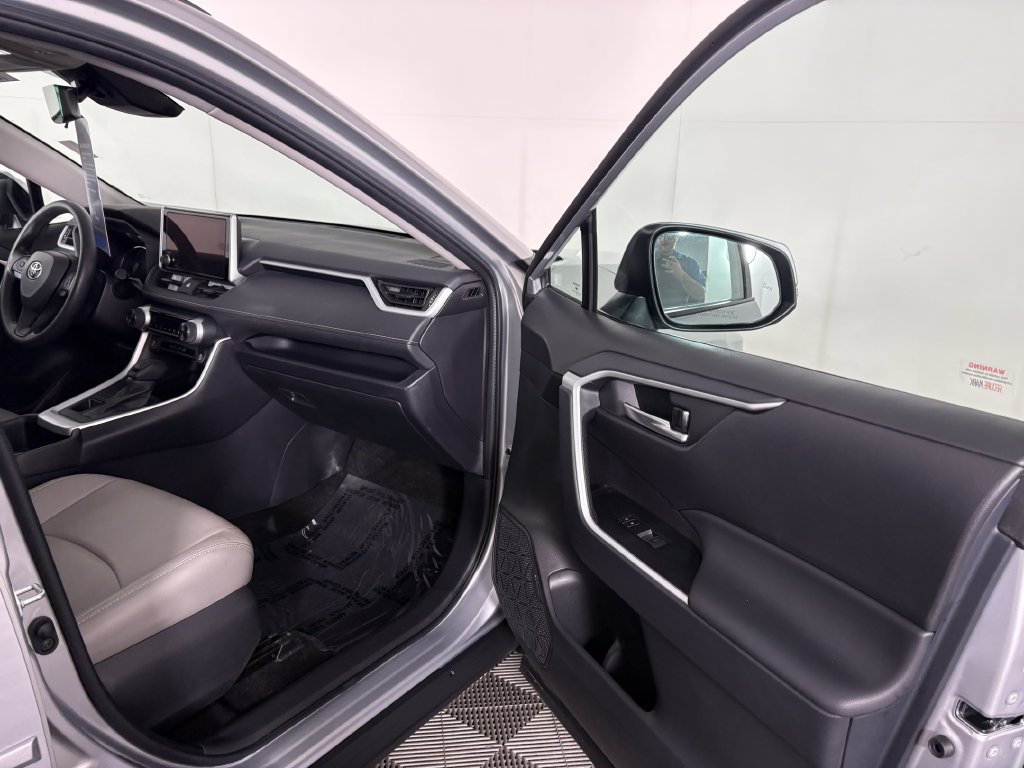 Used 2025 Toyota RAV4 XLE AWD/4WD image 33