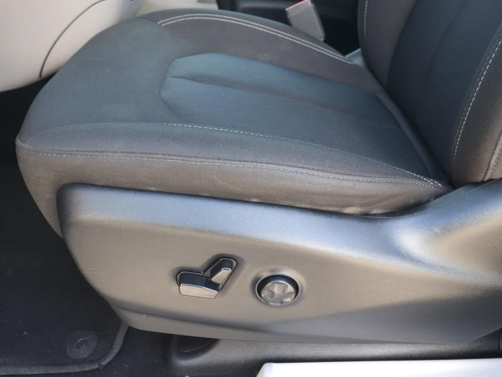 Used 2023 Chrysler Voyager LX FWD image 16