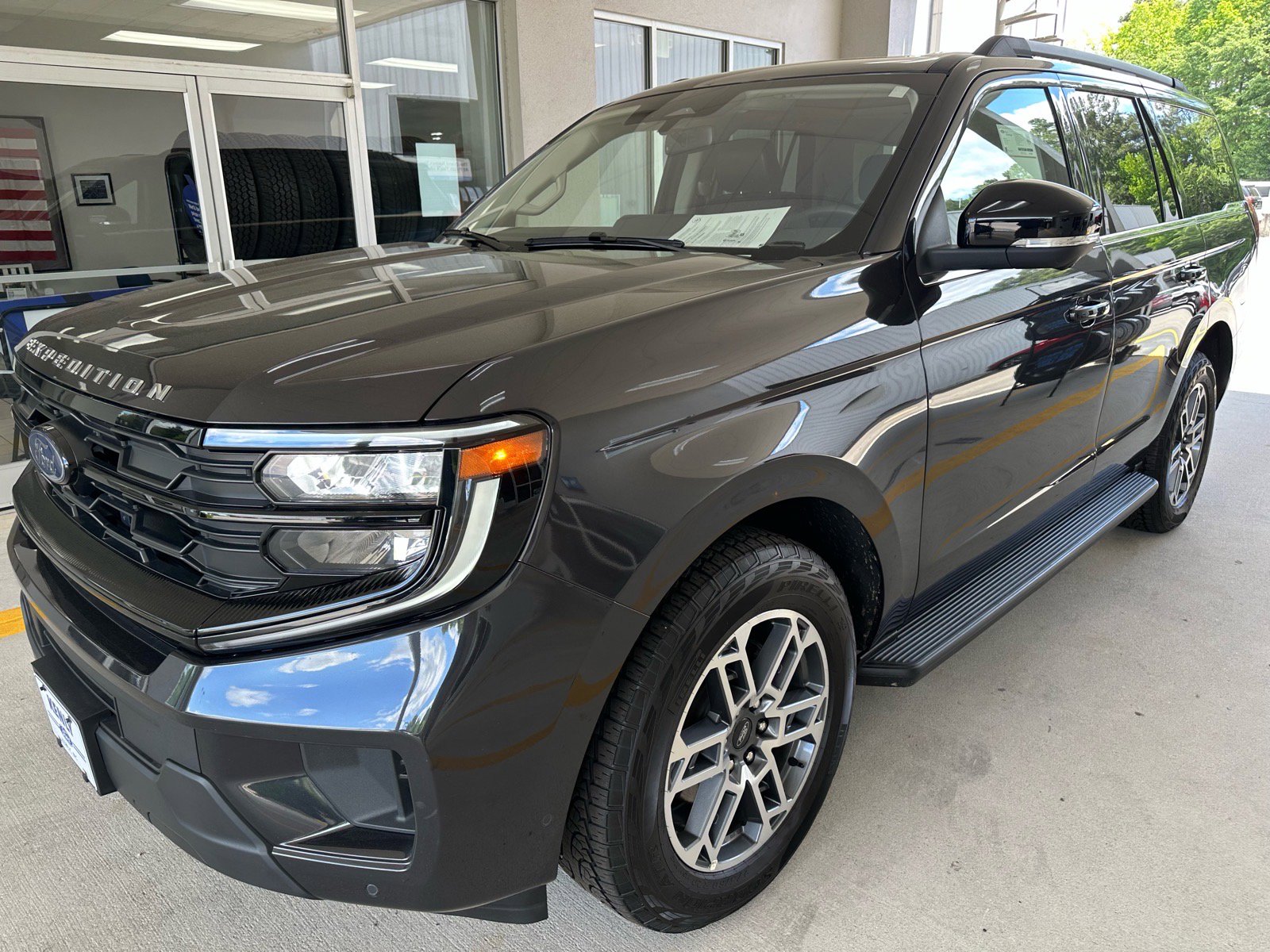 Certified 2025 Ford Expedition Active AWD/4WD image 3