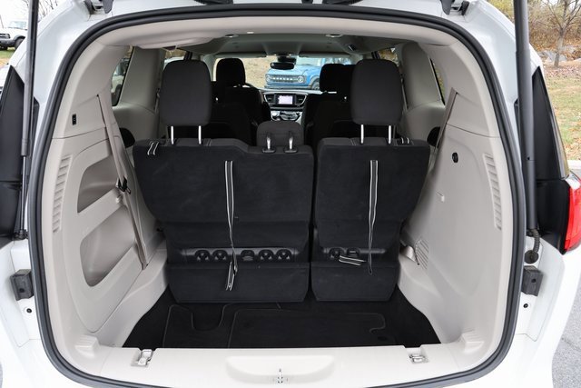 Used 2024 Chrysler Voyager LX image 9
