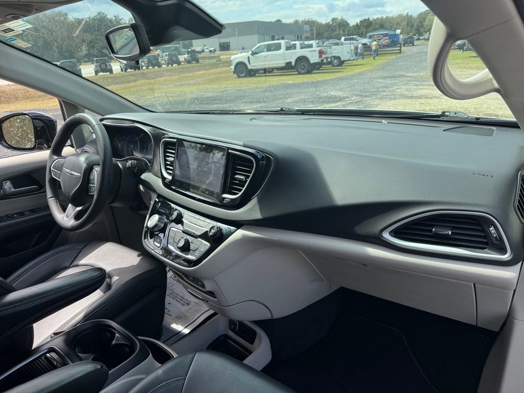 Used 2024 Chrysler Pacifica Touring-L image 19