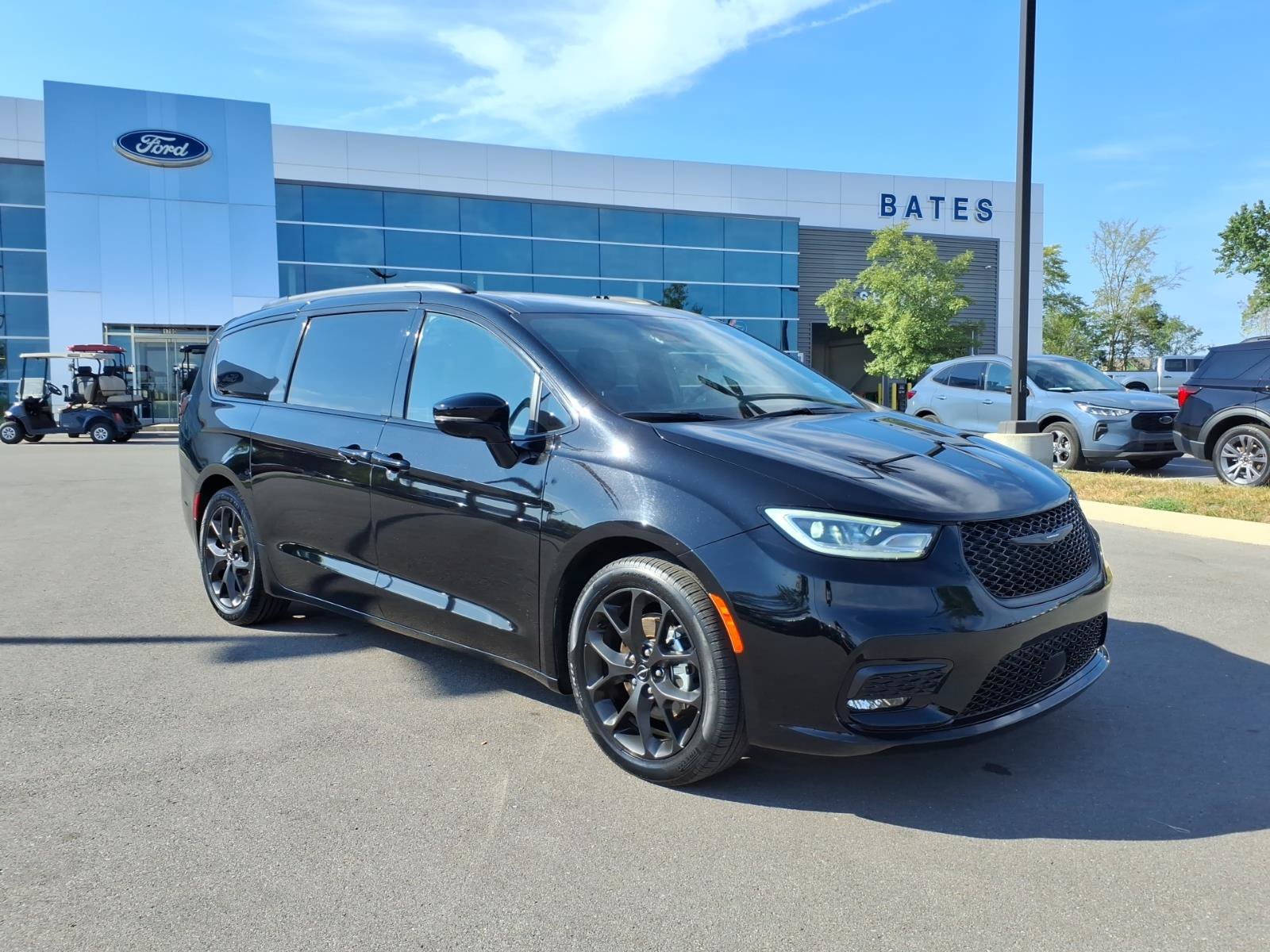 Used 2025 Chrysler Pacifica Limited FWD image 1