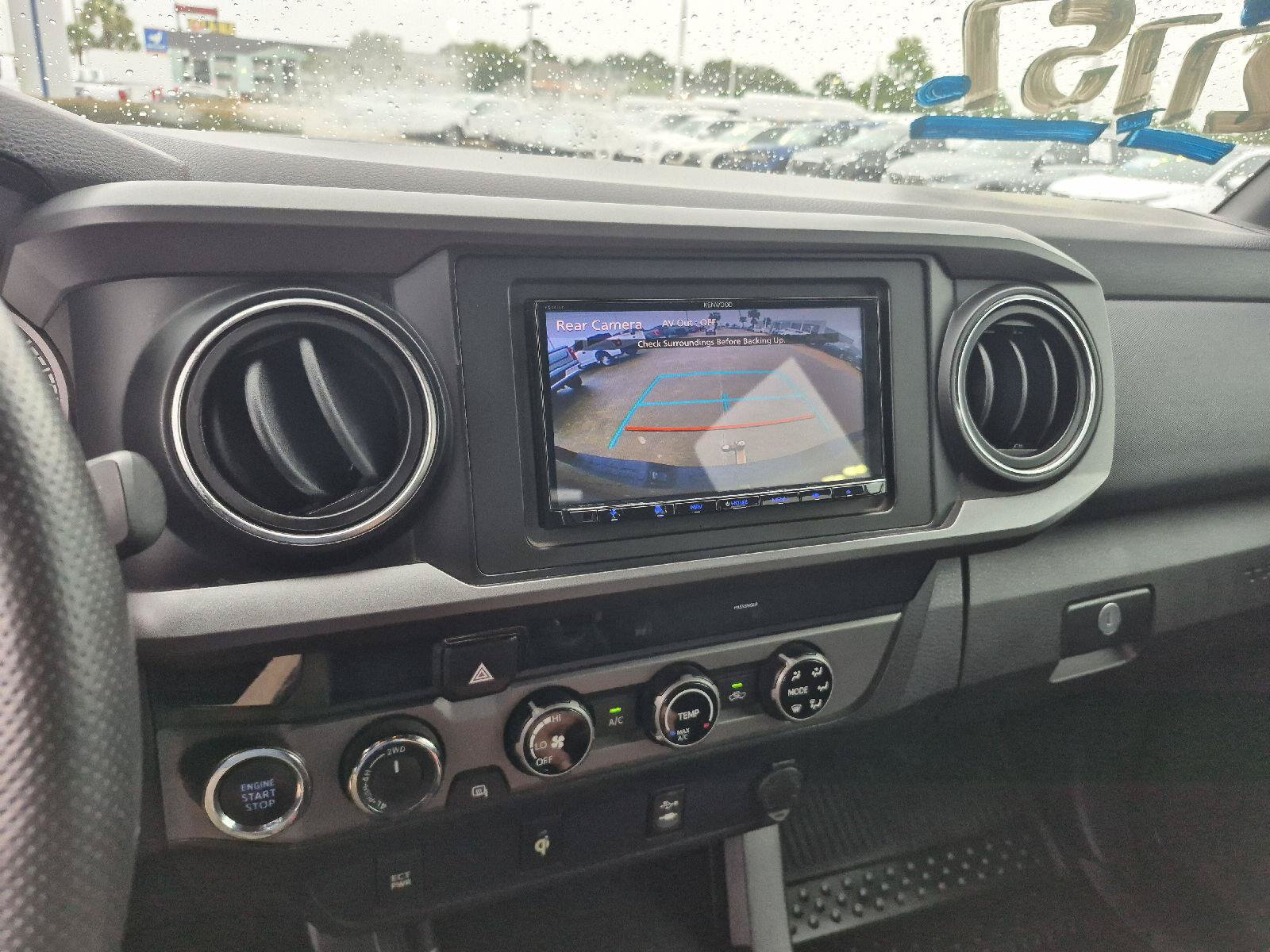 Used 2017 Toyota Tacoma TRD Sport w/ Tow Package (A/T) AWD/4WD image 4