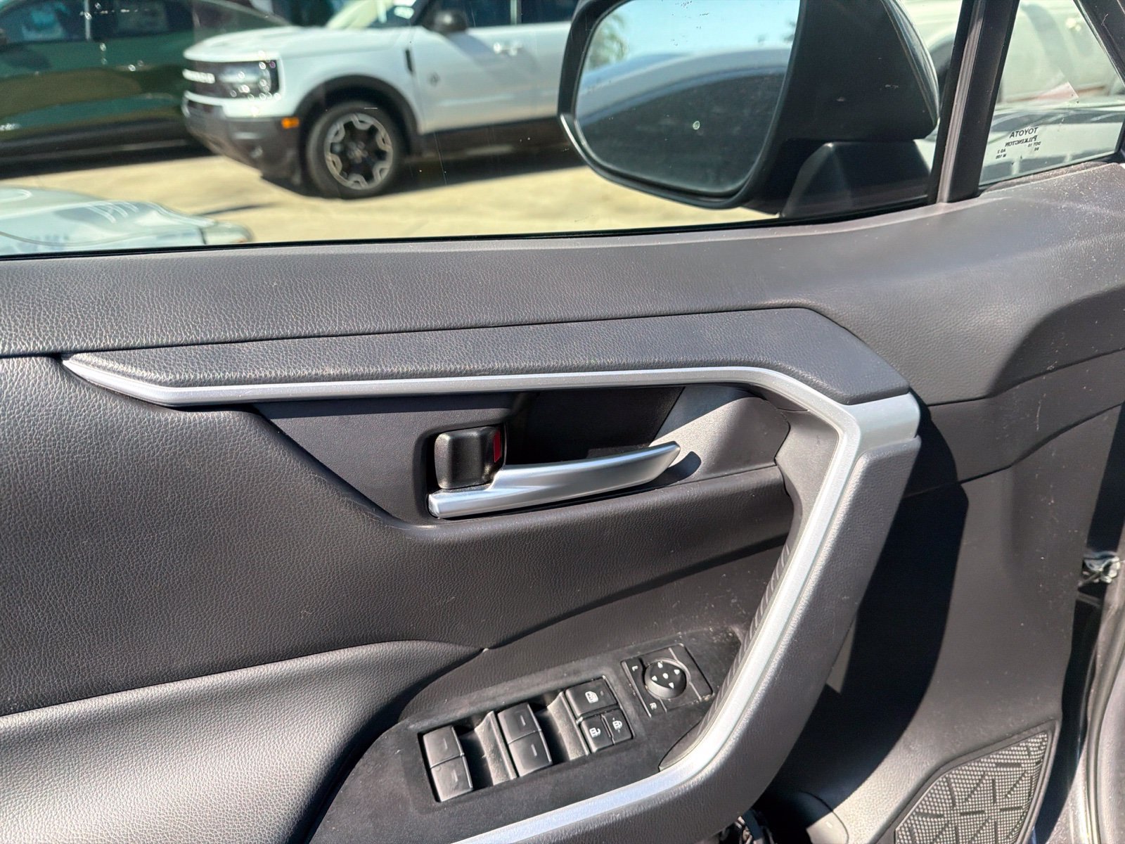 Used 2025 Toyota RAV4 XLE w/ Convenience Package FWD image 7