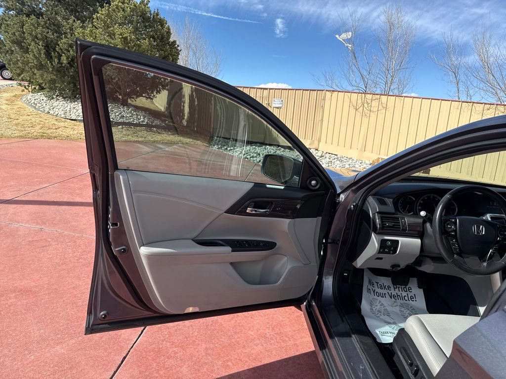 Used 2017 Honda Accord Touring image 11