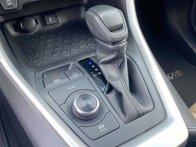 Used 2020 Toyota RAV4 LE image 28