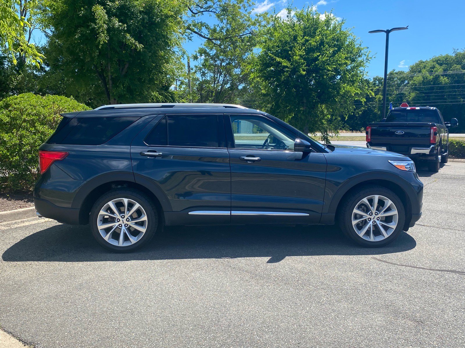Certified 2023 Ford Explorer Platinum w/ Class IV Trailer Tow Package AWD/4WD image 3