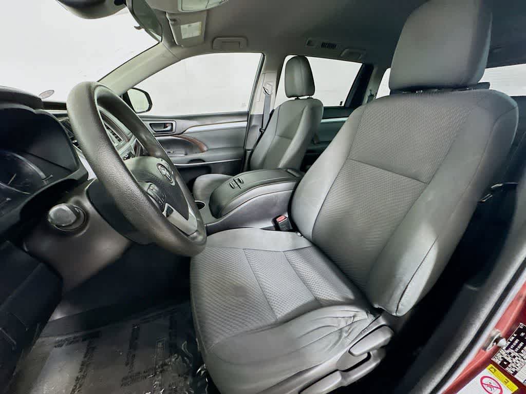 Used 2018 Toyota Highlander LE w/ Carpet Mat Package (TMS) AWD/4WD image 12