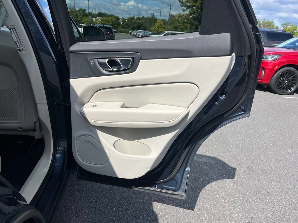 Used 2021 Volvo XC60 T5 Momentum w/ Advanced Package AWD/4WD image 19