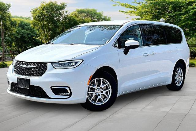 Used 2023 Chrysler Pacifica Touring-L FWD image 11