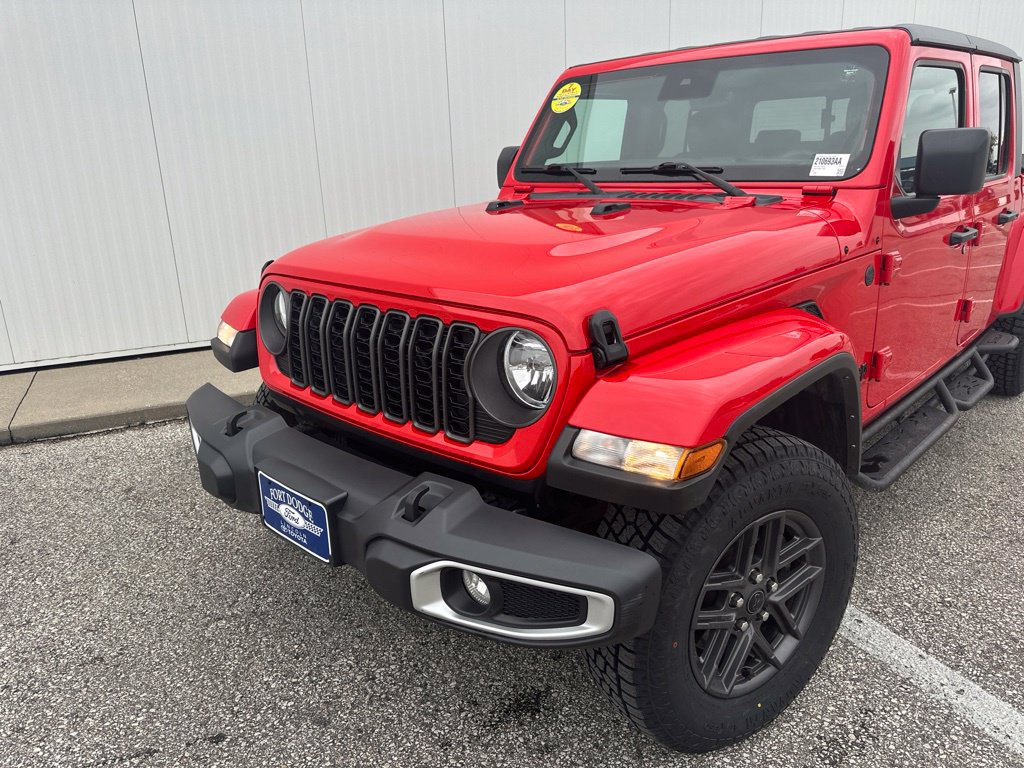 Used 2024 Jeep Gladiator Sport AWD/4WD image 2