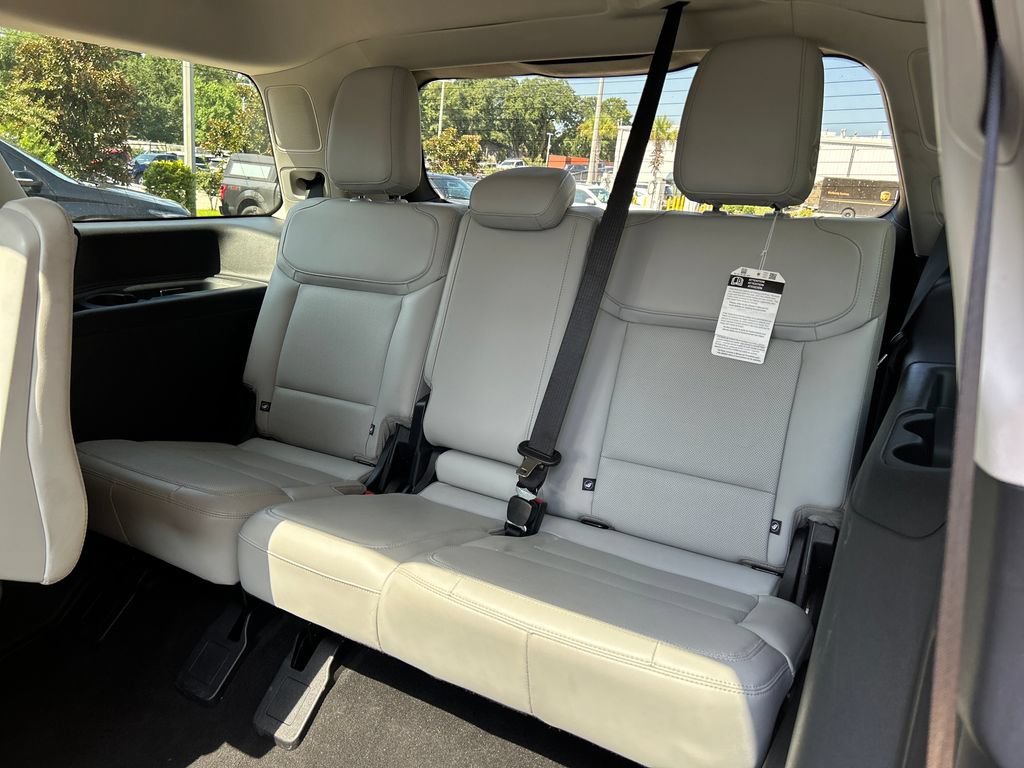 Certified 2025 Ford Expedition Platinum w/ Driver's Package AWD/4WD image 16