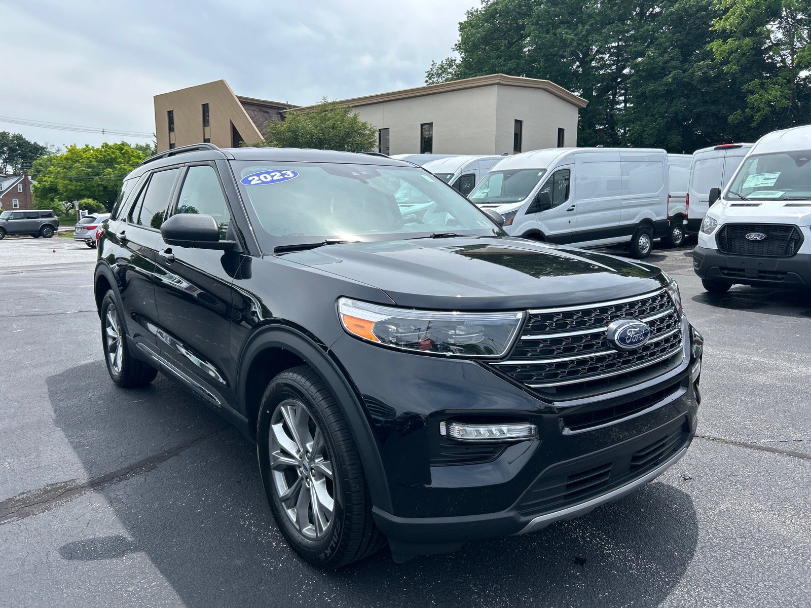 Certified 2023 Ford Explorer XLT w/ Equipment Group 202A AWD/4WD image 3